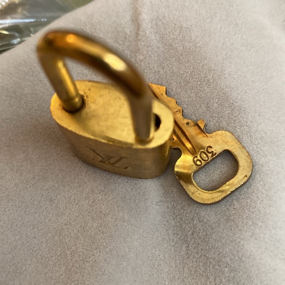 LV Lock and Key #309 - Picture 4 of 4